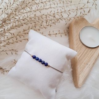 ✨ Malý detail, který řekne hodně ✨ Něžný náramek s Lapis Lazuli na šedé hedvábné šňůrce není jen šperk. Je to kousek...
