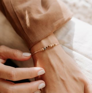 ✨ Něžný náramek z Jaspisu pro klid v duši i každodenní pohodu. Ručně navlečený na hedvábné šňůrce, doplněný pozlacenými...